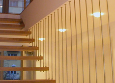 Dřevěné schodiště na ocelových prutech